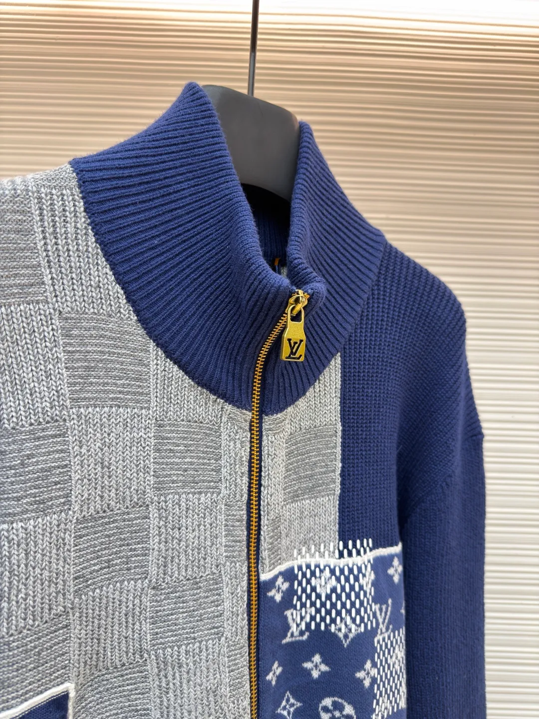 LOUIS VUITTON spliced zipper high-neck long-sleeved sweater ●Original version: purchased and developed by 22733 ●Item number: 1682536-C60 ●Fabric: 100% cotton ●Technology: knitted ●Color: navy ●Version: fitted version ●Weight: about 1245 grams ●Size: S-M-L-XL ●Description: This LOUIS The VUITTON spliced knitted cardigan is woven from high-quality wool blended yarns. The body is created using a combination of jacquard and plain knitting techniques. The checkerboard and presbyopic patterns have a three-dimensional texture. The fabric is delicate, soft, waxy and elastic. It has both warmth retention and breathability, and is not prone to pilling or snagging. The body adopts a deconstructed splicing design. Knitted fabrics with different textures are stitched by hand. The splicing lines are straight and fine, strong and layered. The neckline is a stand-up collar design, with customized metal zippers that are smooth and durable. The pockets on both sides are made with patch pockets. The ribbed edges on the cuffs and hem are moderately elastic. The overall cut is a loose silhouette. The customized accessories and three labels are complete. The details and craftsmanship show the brand's ingenuity. It is suitable for various wear scenarios such as daily leisure and light business. The overall wiring is straight and delicate, the fabric is comfortable and soft, and the color is consistent without color difference. It can be matched with the same style to create a fashionable look and control various occasions. Customized accessories, complete with three standards, same style for men and women!